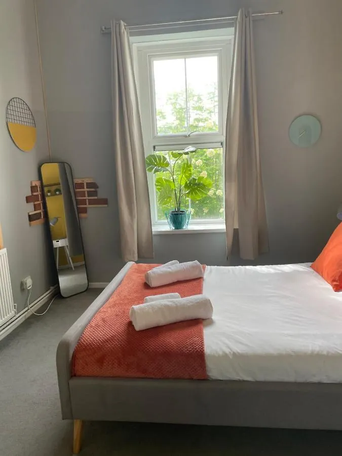 2 Bed Apartment Close To City Centre Cardiff 0*,